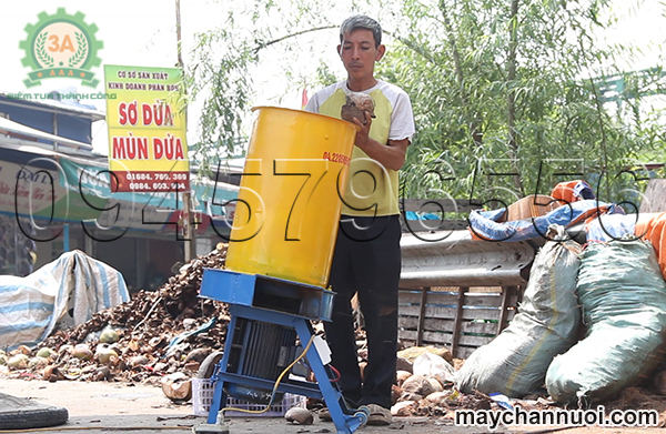 Người dân sử dụng máy băm nghiền phụ phẩm nông nghiệp