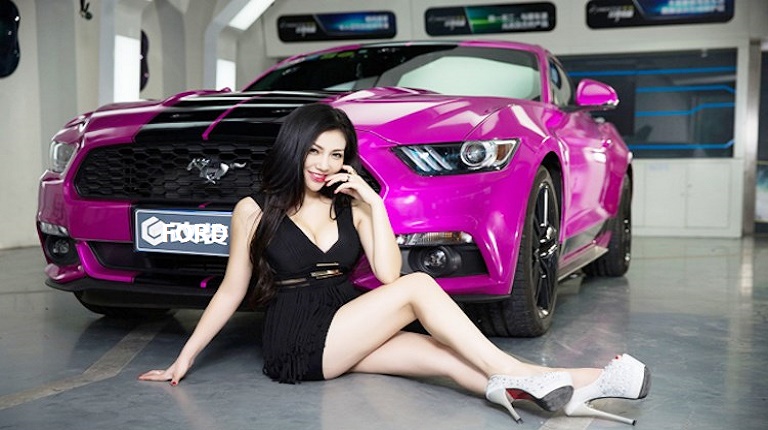 Chân dài Sexy bên ngựa chiến ford mustang Chân dài Sexy bên ngựa chiến ford mustang