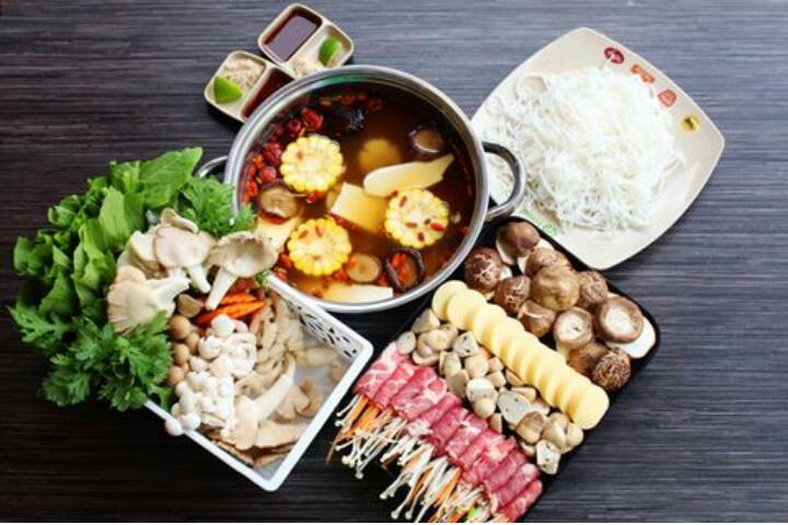 Cách làm món lẩu thái nấm hải sản cho mùa lạnh