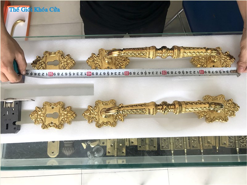 Khóa cửa đại sảnh