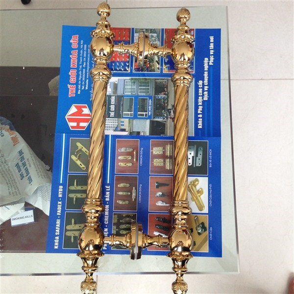 sản phẩm tay nắm đồng mạ vàng cao cấp