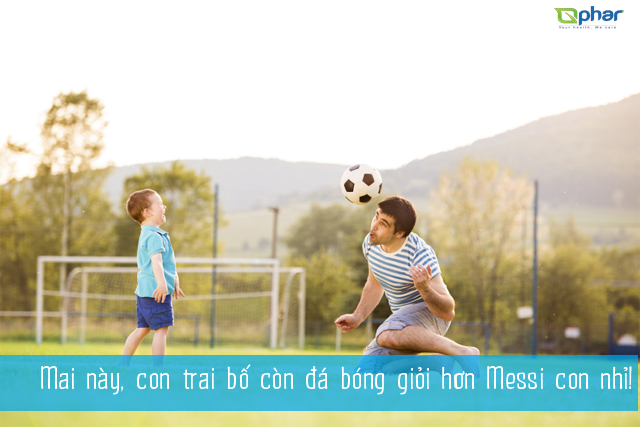 Được cha dắt đi chơi bóng là một niềm hạnh phúc vô bờ với trẻ nhỏ