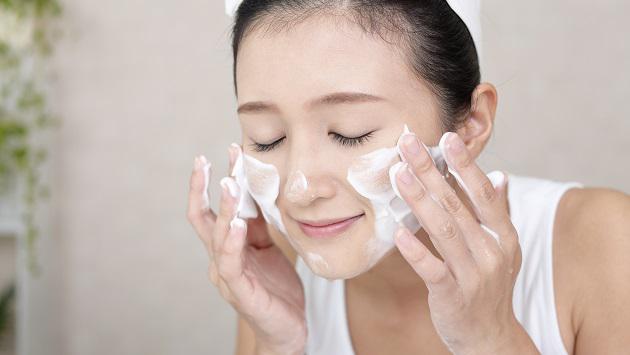 Rửa mặt bằng sữa rửa mătj chuyên dùng