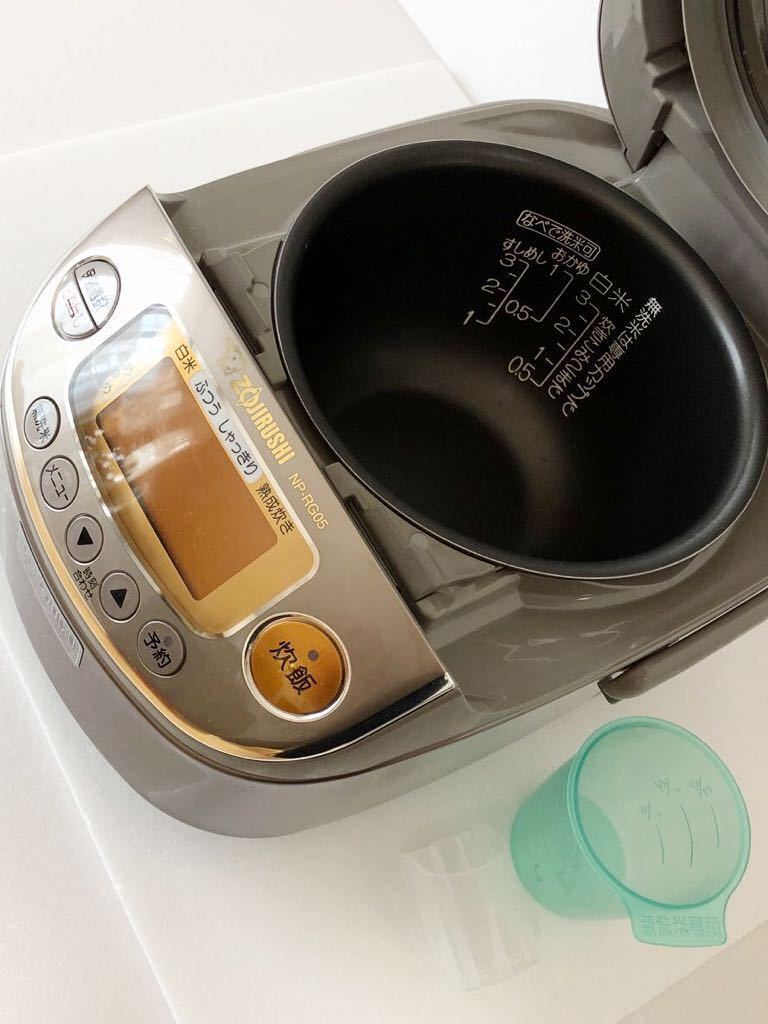 Nồi cơm điện Zojirushi NP-RG05