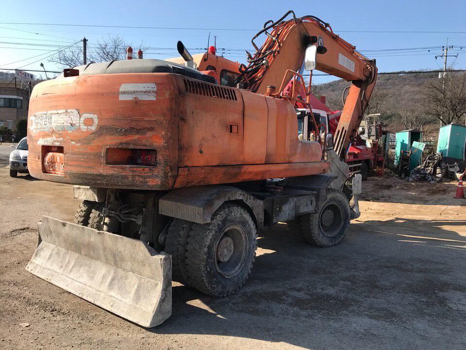 MÁY XÚC ĐÀO BÁNH LỐP DAEWOO SOLAR 200