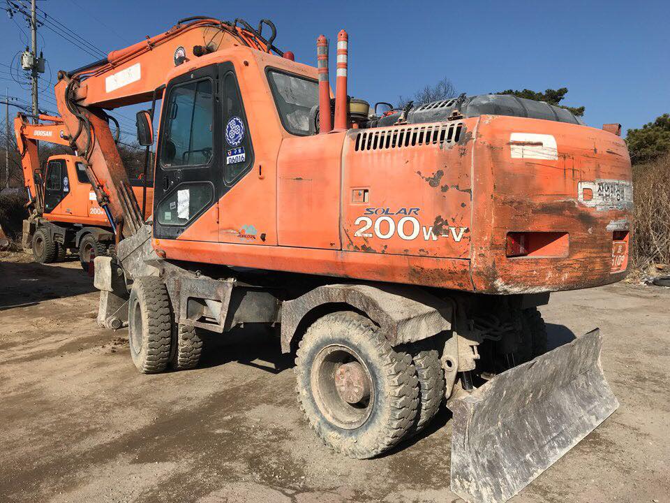MÁY XÚC ĐÀO BÁNH LỐP DAEWOO SOLAR 200