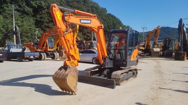MÁY XÚC ĐÀO BÁNH XÍCH DOOSAN DX55