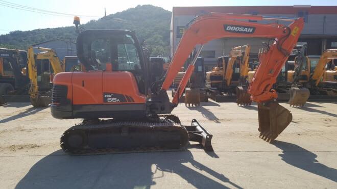MÁY XÚC ĐÀO BÁNH XÍCH DOOSAN DX55