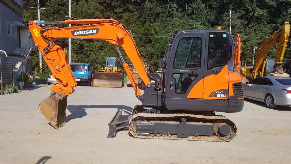 MÁY XÚC ĐÀO BÁNH XÍCH DOOSAN DX55
