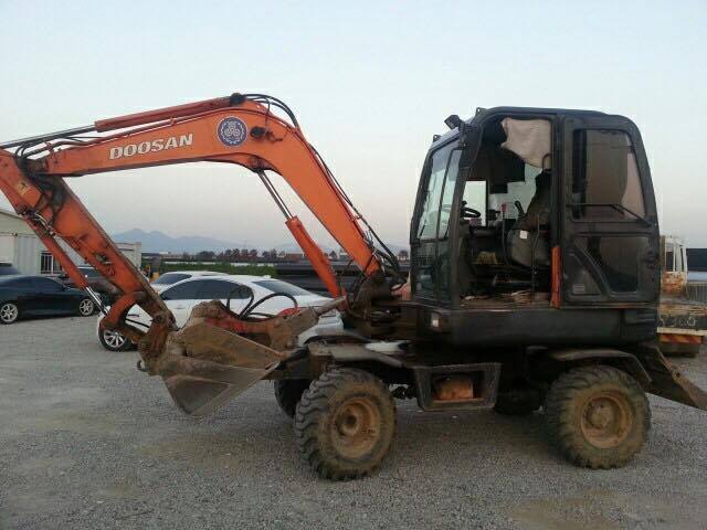 MÁY XÚC ĐÀO BÁNH LỐP DOOSAN_DX55W