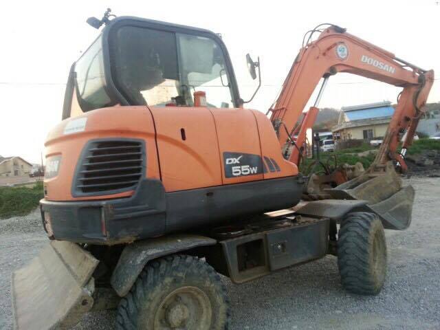 MÁY XÚC ĐÀO BÁNH LỐP DOOSAN_DX55W