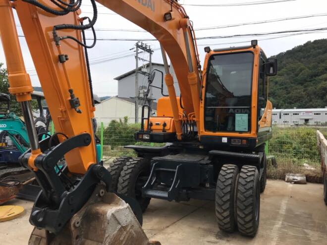 MÁY XÚC ĐÀO BÁNH LỐP HUYNDAI 140W