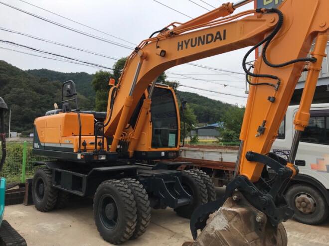 MÁY XÚC ĐÀO BÁNH LỐP HUYNDAI 140W