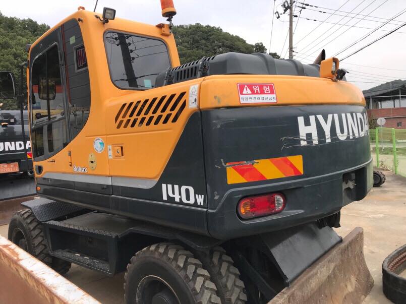MÁY XÚC ĐÀO BÁNH LỐP HUYNDAI 140W