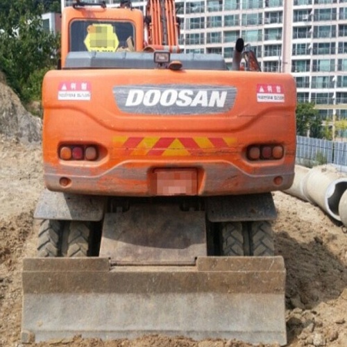 MÁY XÚC ĐÀO BÁNH LỐP DOOSAN DX140W