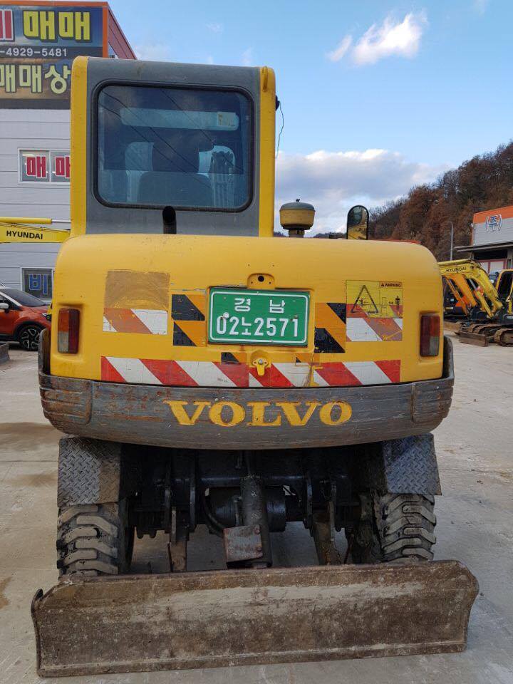 MÁY XÚC ĐÀO BÁNH LỐP VOLVO-EW55