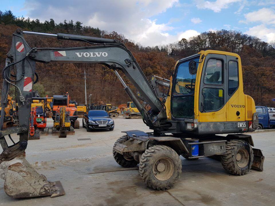 MÁY XÚC ĐÀO BÁNH LỐP VOLVO-EW55