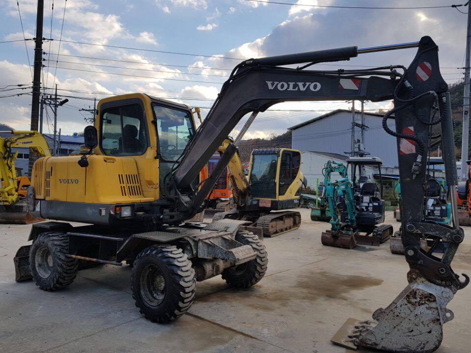 MÁY XÚC ĐÀO BÁNH LỐP VOLVO-EW55