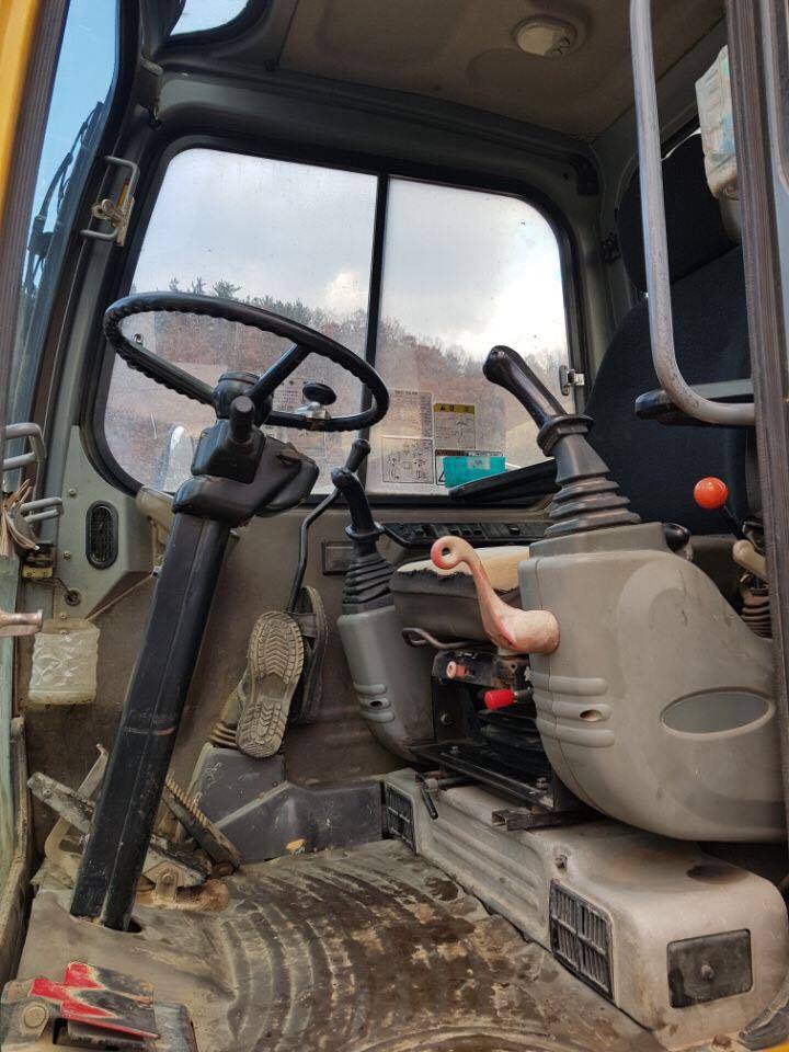MÁY XÚC ĐÀO BÁNH LỐP VOLVO-EW55