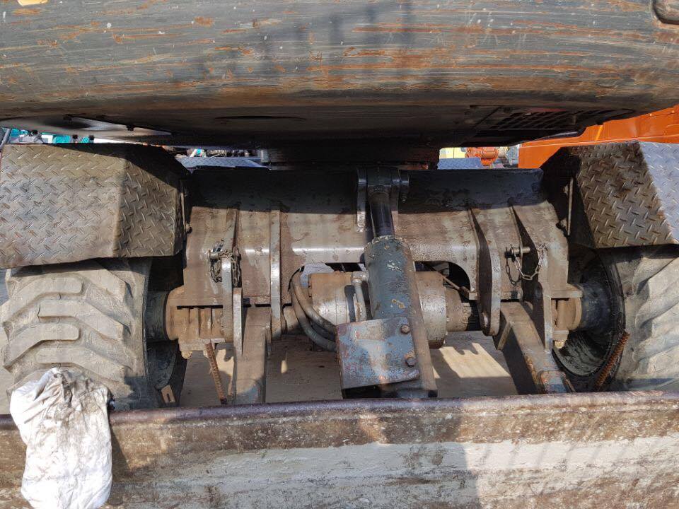 MÁY XÚC ĐÀO BÁNH LỐP VOLVO-EW55