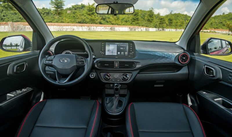 Khoang lái Hyundai Grand I10 Sedan 1.2 AT 2023