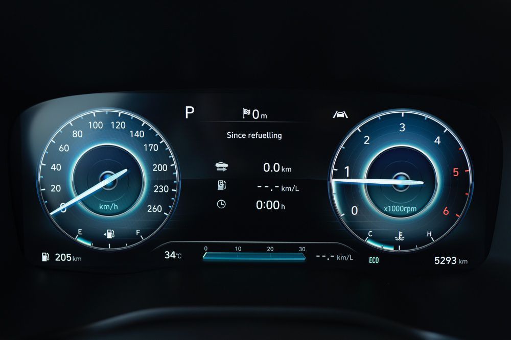 Cụm đồng hồ hiển thị thông số kỹ thuật dạng digital trên Hyundai Santa Fe 2.2 dầu cao cấp 2023