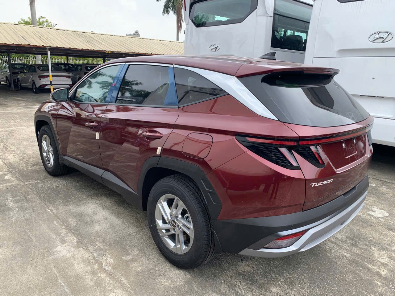 Tucson 2025 bản tiêu chuẩn màu đỏ đô bên phải