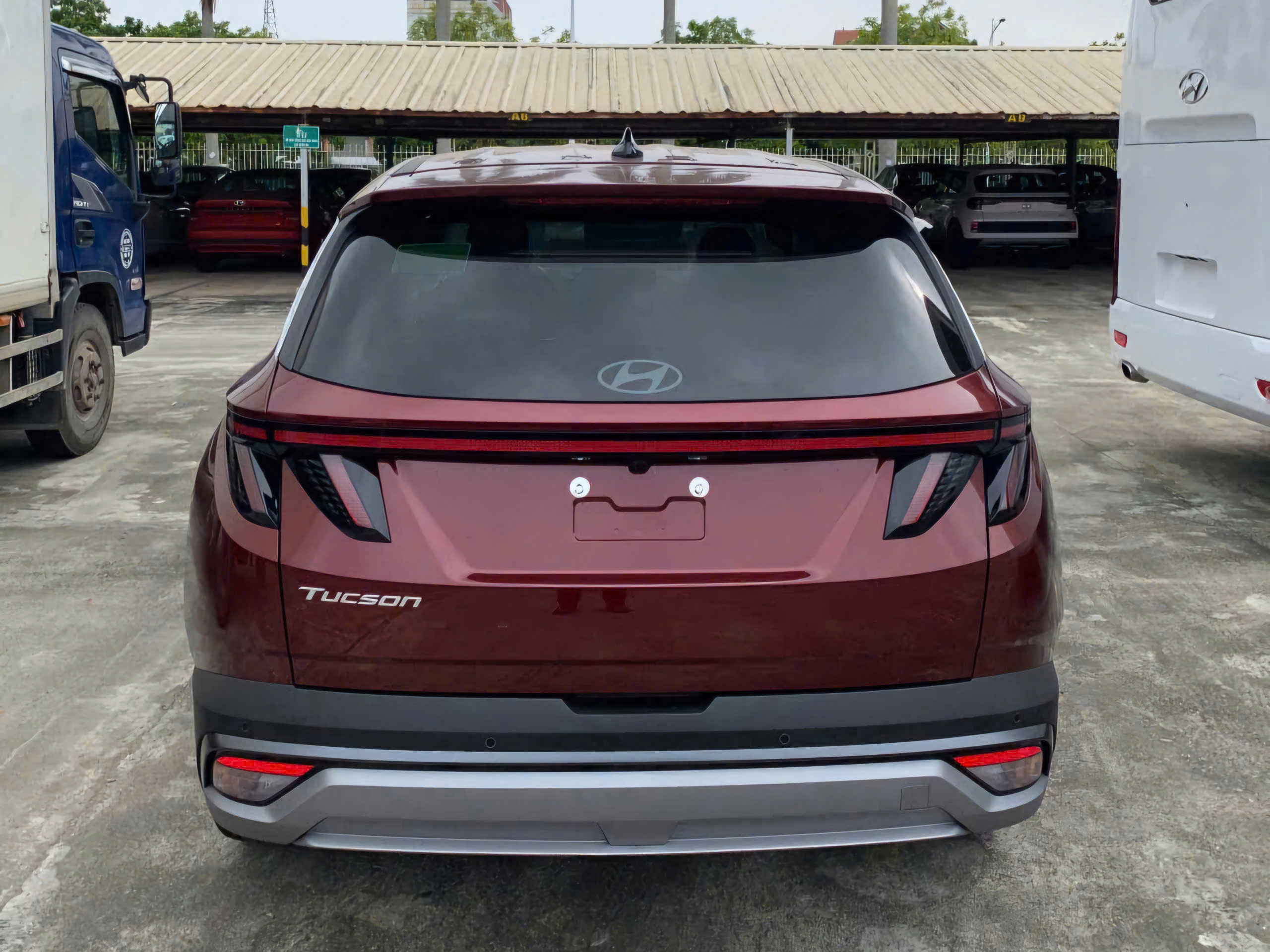 Tucson 2025 bản tiêu chuẩn màu đỏ đô đèn hậu