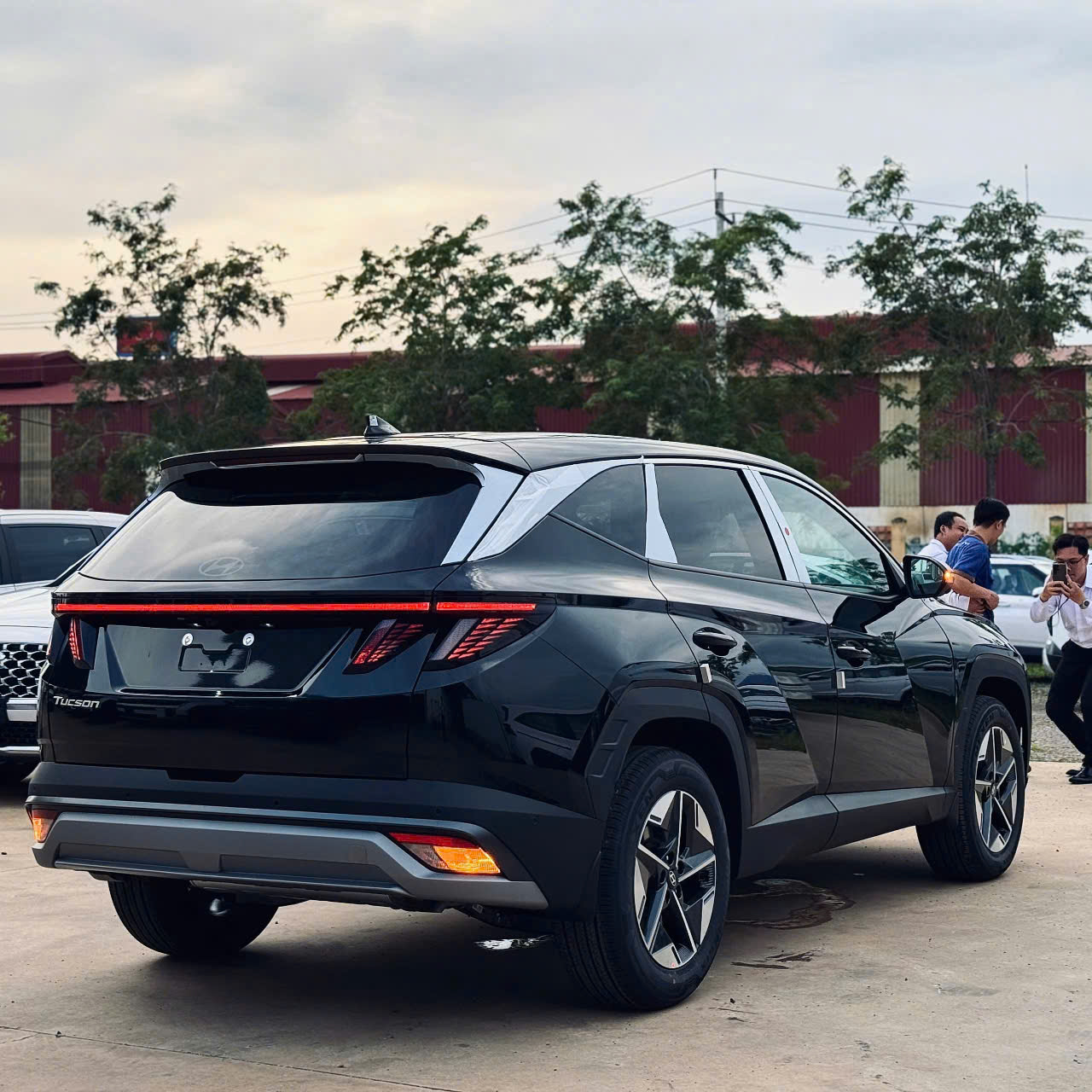 Tucson dầu đặc biệt 2025 phía sau đèn hậu