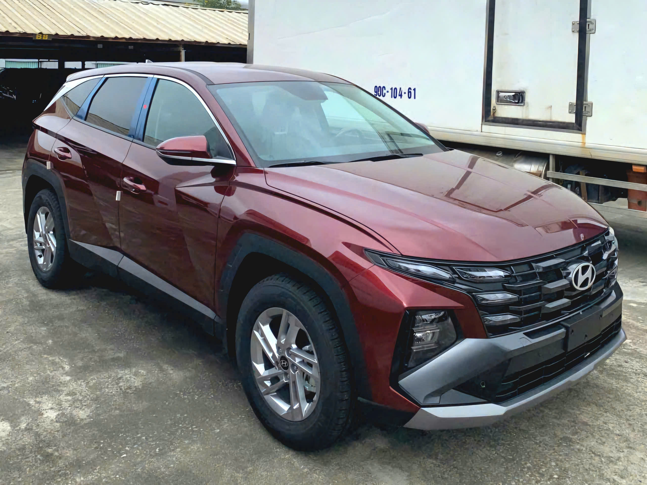 Tucson 2025 bản tiêu chuẩn màu đỏ đô