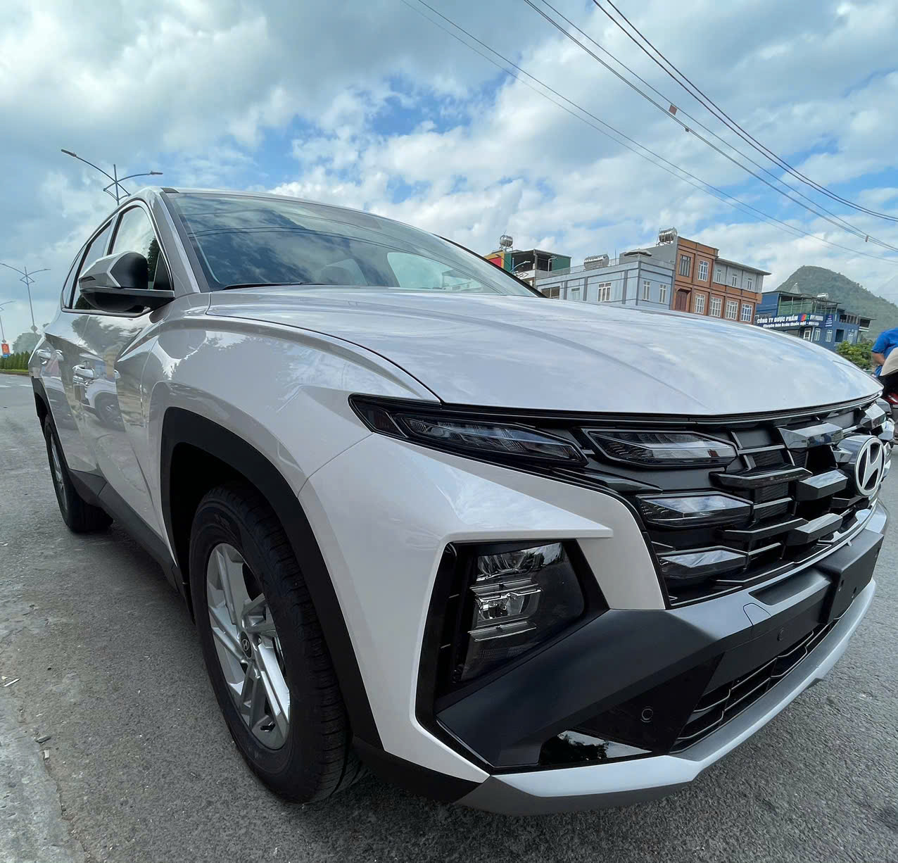 Tucson 2025 bản tiêu chuẩn màu trắng đèn led