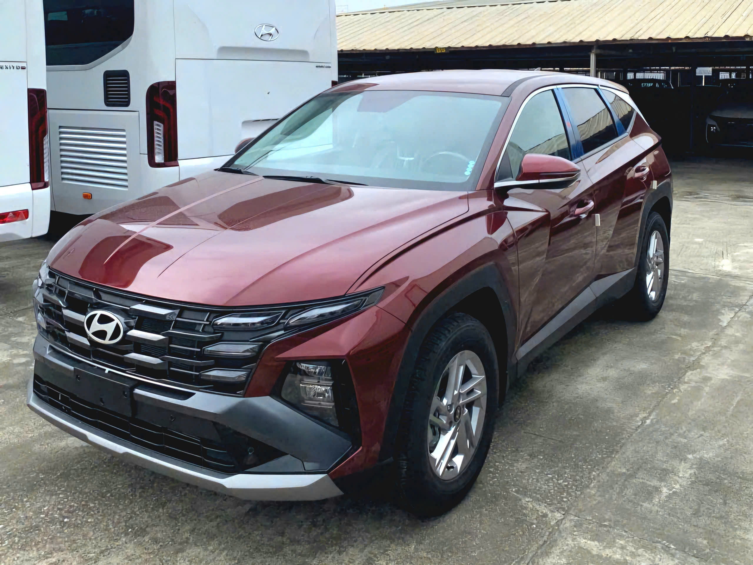 Tucson 2025 bản tiêu chuẩn màu đỏ đô bên phải