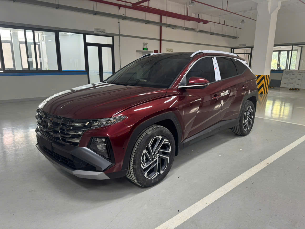 Tucson turbo 2025 màu đỏ đô