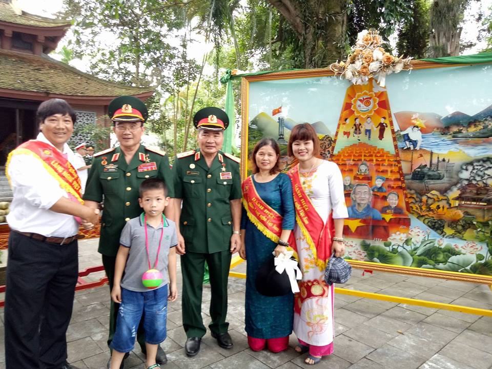 Anh hùng lực lượng vũ trang nhân dân Lê Mã Lương bên tác phẩm Tranh Kính Về Nguồn
