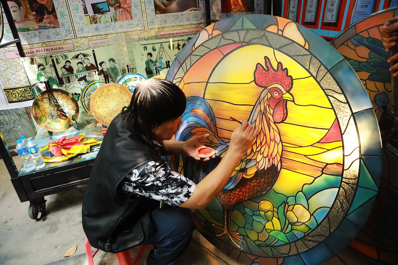 Un artisan qui donne naissance aux vitraux 