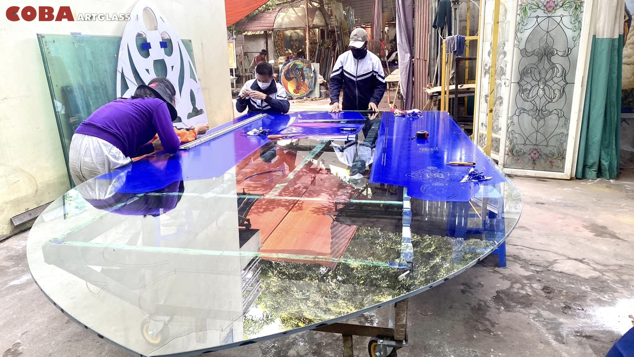 Xưởng tranh kính Coba Artglass những ngày cuối năm