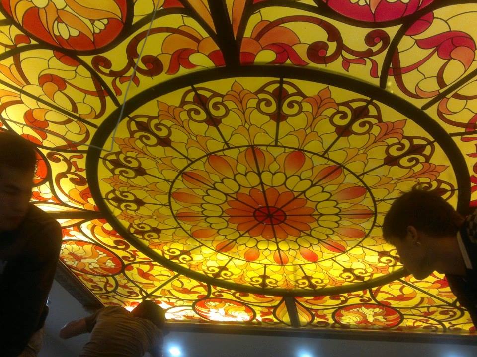 Trần kính màu vinhcoba bảo hành điêu khắc vĩnh cửu. Kính an toàn siêu bền. Giá cả phù hợp.