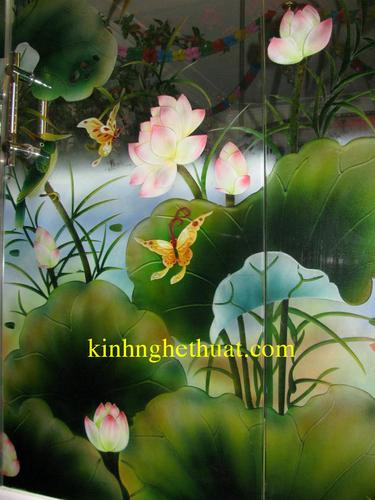 tranh kính Ngũ Liên Hoa được điêu khắc trên chất liệu kính an toàn ,chiuị nhiệt độ và lực va đập mạnh. VÌ thế đảm bảo an toàn và thẩm mĩ cho khách hàng sử dụng. Tranh kính Ngũ Liên Hoa được bảo hành điêu khắc vĩnh cửu