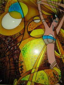 Tranh kính Cô Gái Trừu Tượng được điêu khắc trên chất liệu kính an toàn chịu được nhiệt và lực cao. Tranh kính Cô Gái Trừu Tượng được bảo hành điêu khắc trọn đời.