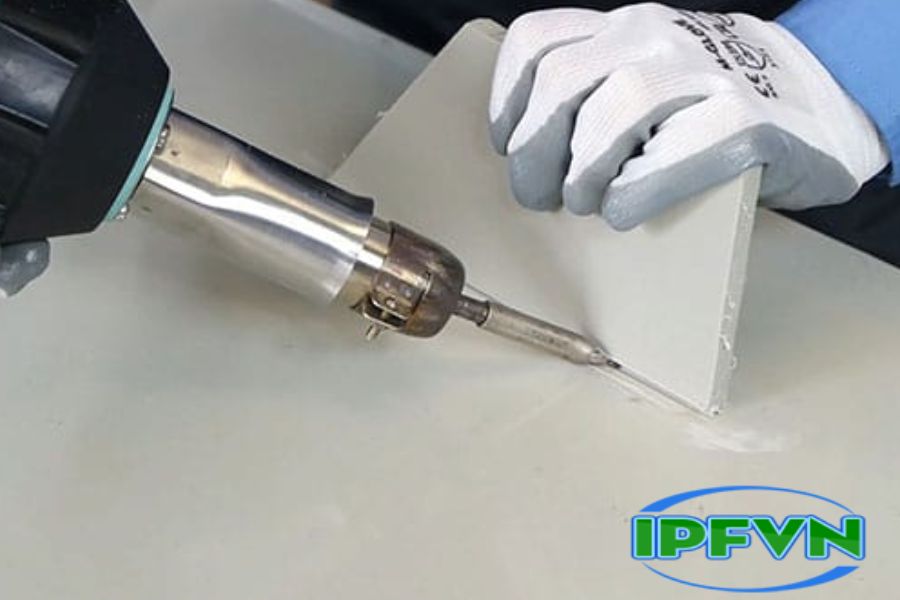 hàn mối giữa 2 tấm nhựa