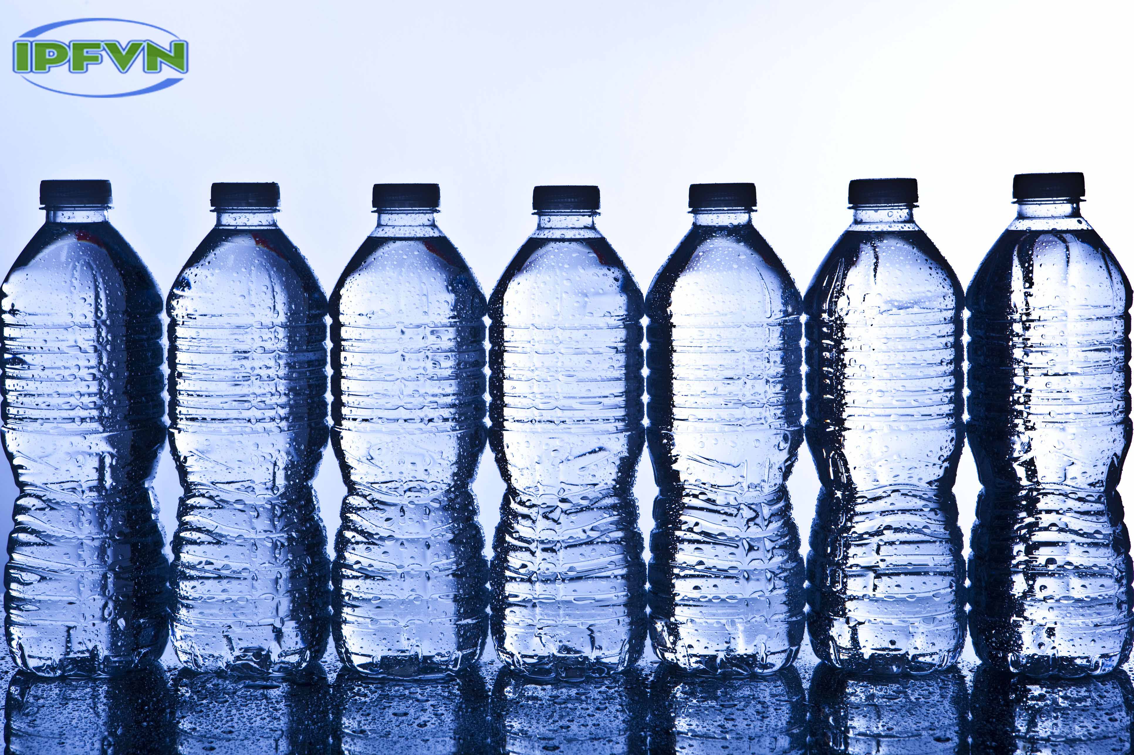 Chai nhựa đựng nước được làm bằng gì?