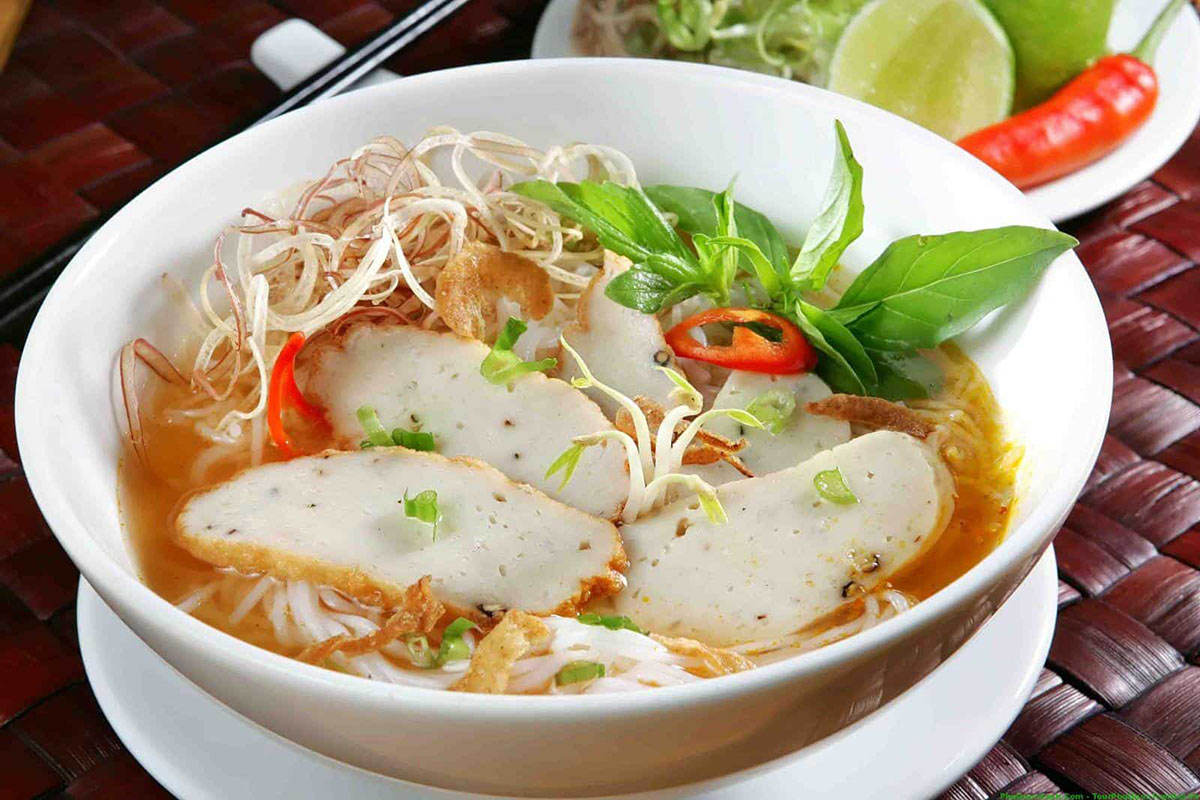 Ăn bánh canh chả Hạnh