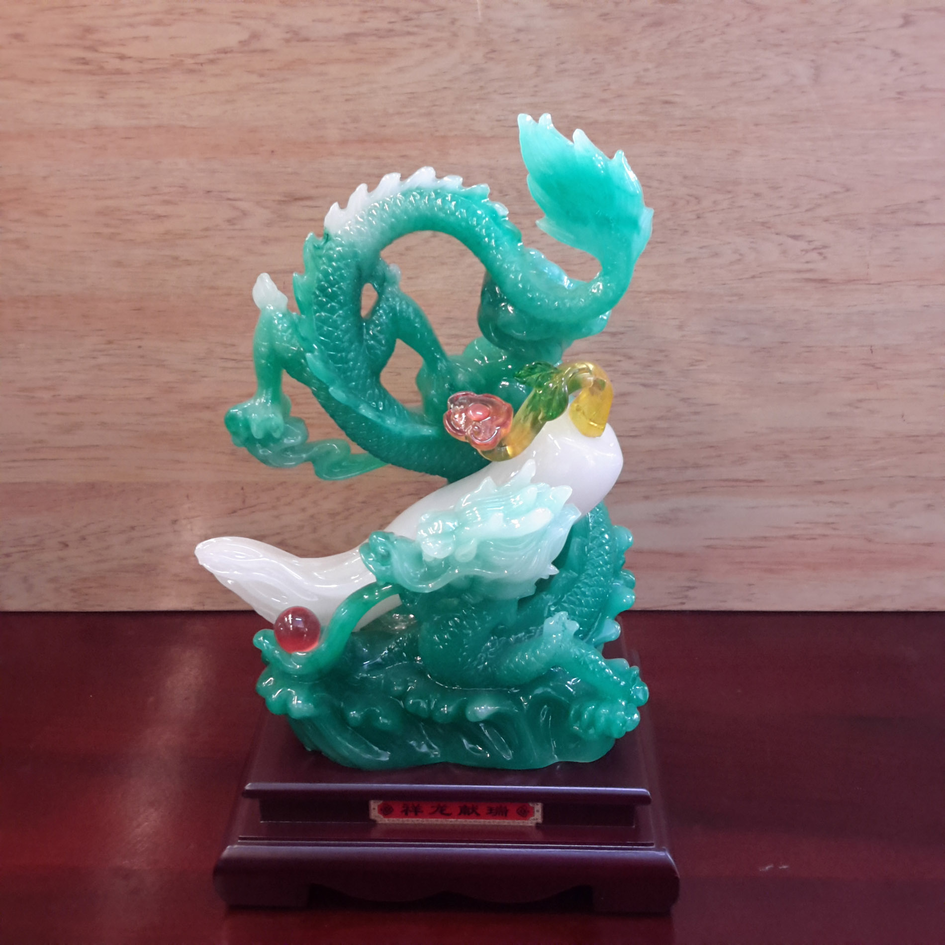 Thanh Long ôm củ cải - 12R005