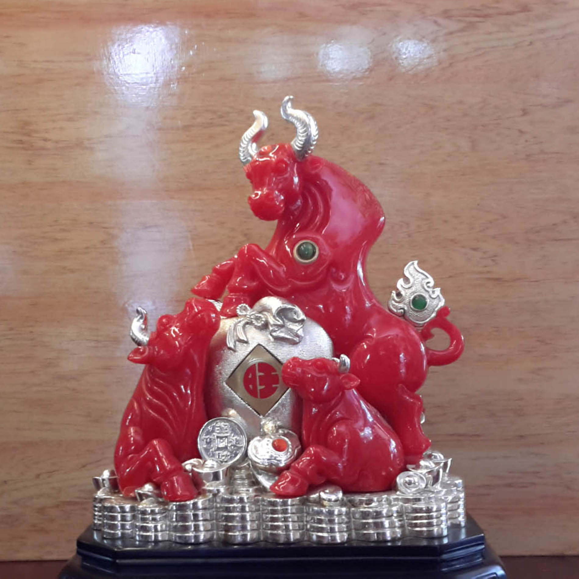 Trâu đỏ ôm túi tiền - 12T001