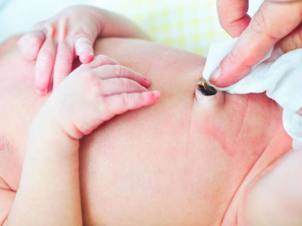 cách vệ sinh rốn cho trẻ sơ sinh