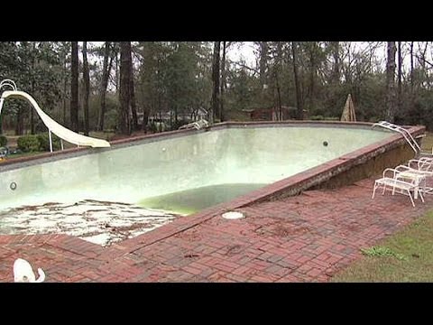 Bể bơi bị đẩy khỏi mặt đất