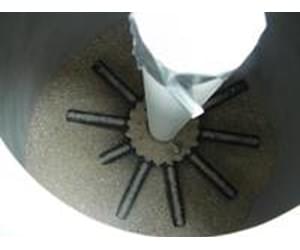 lấy cát ra bằng cốc nhựa