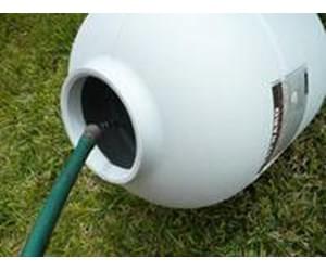 Làm sạch bình lọc bằng vòi xịt.