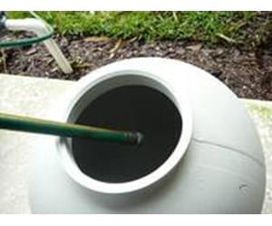 Đổ nước đầy ½ bình lọc khi cho cát