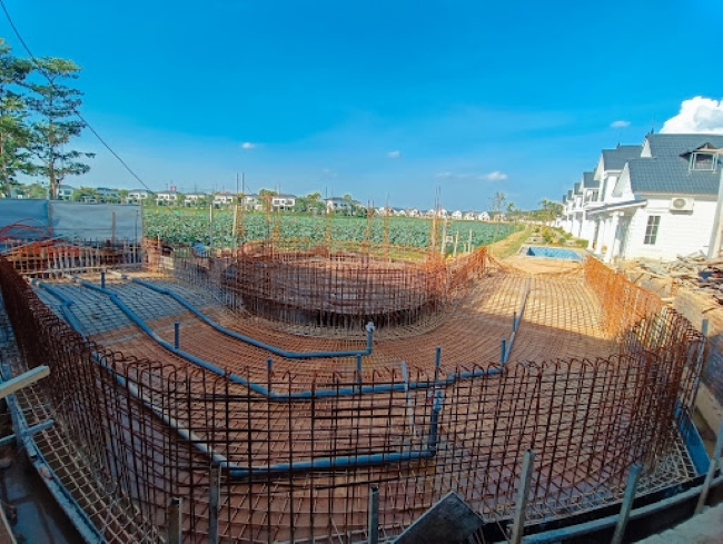Khi lắp đặt hệ thống đường ống cho hồ bơi cần đảm bảo không có bất kỳ điểm rò rỉ nào trước khi lấp đất hoặc đổ bê tông